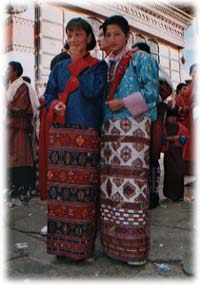 ブータンの民族衣装を着てみましょう